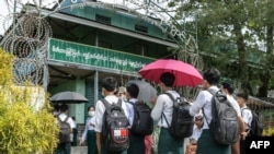 资料照片:缅甸青年学生在若开邦首府实兑在一所学校外面等待开学。(2021年6月1日)