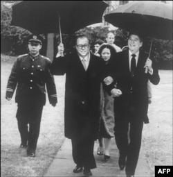 1984年10月1日在白宫会见后,在雨中,美国总统罗纳德·里根和中国总理赵紫阳挽着臂膀,送赵紫阳走向他的汽车。