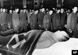 1976年9月,中国军人瞻仰中华人民共和国开国领袖毛泽东的遗容。
