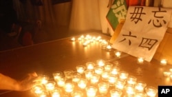 资料照:台湾民众在台北点燃蜡烛纪念八九六四21周年。