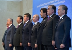 2019年6月14日中国领导人习近平(右六)在吉尔吉斯斯坦首都比什凯克与出席上海经合组织峰会的其他国家领导人合影。