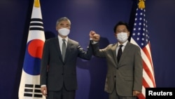 美国朝鲜事务特别代表金圣(左)与韩国朝核问题特使会面(路透社2021年8月23日)