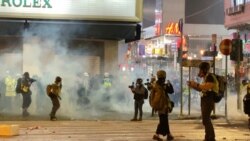 香港警方元旦日凌晨在旺角施放催泪弹驱散街头示威者,香港人在催泪烟中迎接新一年。 (2020年1月1日)