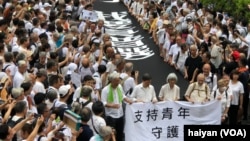 7月17日下午,香港数以千计的老年人举行银发族白衣静默游行,声援年轻人反抗逃犯条例修订的反送中运动。(美国之音海彦拍摄)