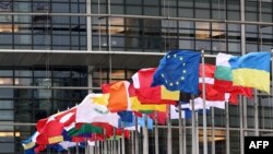 资料照:位于法国斯特拉斯堡的欧洲议会总部大厦前飘扬的欧盟成员国旗帜。(2024年2月6日)