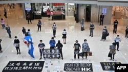 香港抗议者戴着口罩并保持社交距离聚会抗议“限聚令”(2020年4月24日)