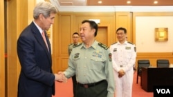 2015年5月16日美国国务卿克里在北京和中国中央军委副主席范长龙握手(美国之音莉雅)