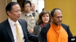何塞·伊内斯·加西亚·扎拉特被带入法庭,左为公共辩护律师贺大器,中为地区检察官戴安娜·加西亚。(2017年7月7日)