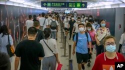 中国疫情扩散局势下的北京市民早高峰乘地铁上班。(2021年8月4日)