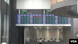 2019年5月6日,深圳证券交易所公告牌显示沪深股指普遍下跌。(美国之音艾伦拍摄)