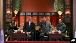 美国总统川普(中左)和第一夫人梅拉尼亚(左)与中国国家主席习近平(中右)与夫人彭丽媛(右)在北京故宫观看京剧。 (2017年11月8日)