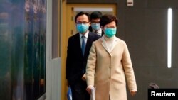 香港特首林郑月娥戴着口罩抵达新闻发布会。(2020年1月31日)
