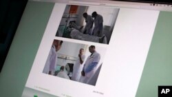 沈阳中国医科大学附属第一医院周日在官方网站上发布美国MD安德森癌症中心的赫尔曼医生和德国海德堡大学的布赫莱尔医生(右)在该医院与诺贝尔和平奖得主刘晓波见面的照片。(2017年7月9日)