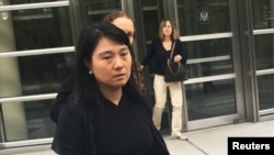 中国国际航空公司前雇员林颖(音译)离开纽约布鲁克林的联邦法院(2016年9月6日)。