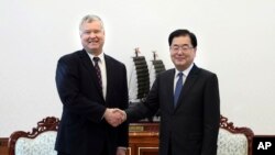 美国朝鲜问题特使斯蒂芬·比根在首尔跟韩国国家安全顾问郑义溶会晤。(2019年2月4日)