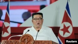 朝鲜中央通讯社2022年7月27日发布的照片显示,朝鲜领导人金正恩在朝鲜平壤举行的朝鲜战争停战69周年纪念仪式上发表讲话。