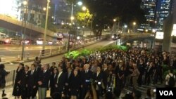 香港法律界举行反人大释法黑衣静默游行(美国之音海彦拍摄)