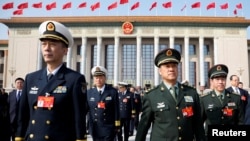 中国全国人大会年会开幕前参加会前会议的军队代表离开北京人大会堂。(2019年3月4日)