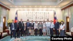 台湾总统蔡英文会见中国大陆异议人士(陈破空提供)