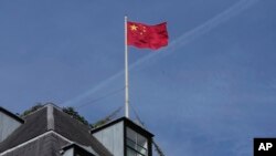 资料照片:目前的中国驻伦敦大使馆顶部的中国国旗。(2023年9月11日)