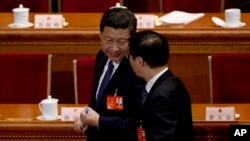 中国总书记习近平在与王沪宁(右)交谈。
