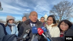 台湾立法院院长韩国瑜率领台湾跨党派立法委员代表团参加美国总统唐纳德·特朗普就职典礼后,在国会山拜会美国国会议员前接受媒体联访。(2025年1月21日,美国之音锺辰芳拍摄。)