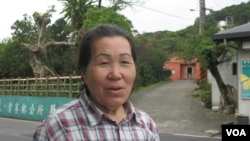 贡寮吴女士在自家祠堂前(美国之音申华拍摄)