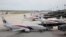 Pesawat Malaysia Airlines terlihat terparkir di Bandara Internasional Kuala Lumpur, Malaysia 6 Oktober 2020. Seorang pria yang mencoba menembak istrinya di bandara itu pada Minggu (14/4) justru membuat pengawal pribadinya mengalami kondisi kritis. (Foto: REUTERS/Lim Huey Teng)