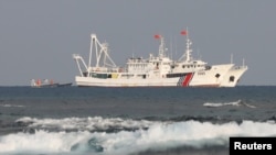 资料照片:2017年5月,在南中海海有争议的斯卡伯勒浅滩(中国称黄岩岛)的中国海警船。