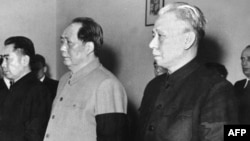 1959年4月(左起)中国总理周恩来,国家主席毛泽东(1893-1976),刘少奇(1898-1969) 在北京参加一场仪式。 刘少奇后来接任毛泽东担任中国国家主席。在1966年开始的文革期间,毛泽东把刘少奇作为他的主要打击目标。刘少奇先后在北京和开封被关押,因病去世。