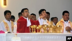 河南天主教会发布的图片显示安阳教区的张银林助理主教参加祝圣仪式(2015年8月4日)