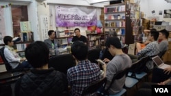 台湾传媒工作者陈奕廷最近在香港举行多场新书发布会,吸引不少香港大专学生以及中国大陆留学生参与。(美国之音汤惠芸拍摄)