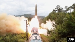 2021年9月16日,朝鲜官方的朝鲜中央通讯社发布了这张有关2021年9月15日朝鲜铁路导弹团试射演习的照片 (AFP PHOTO/KCNA VIA KNS)
