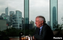 2012年3月15日,香港末代港督彭定康(Christopher Patten) 坐在俯瞰香港金融中心的酒店接受路透社采访。