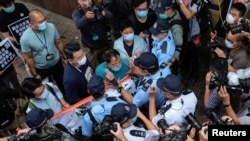 香港立法会民主派议员胡志伟在中联办附近举行反对制定香港国安法的示威游行时与警察发生推搡。(路透社2020年5月22日)