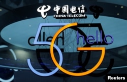 资料照:浙江乌镇举行的第五届世界互联网大会互联网展销会上的中国电信展台。(2018年11月7日)