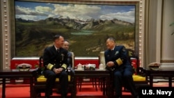 美国海军作战部长约翰·理查森同中国官员交谈(美国海军照片)。