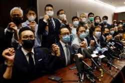 在四位民主派议员被取消议员资格后,香港立法会泛民主派议员宣布集体辞职。(2020年11月11日)
