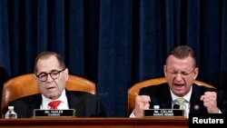 众院司法委员会共和党籍资深成员科林斯(Doug Collins)12月12日在弹劾辩论时发言,左为委员会主席纳德勒。