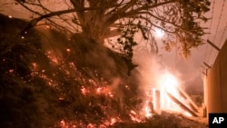 科罗拉多山火迫使加利福尼亚州大瑟尔地区的一号公路关闭(2022年1月22日)