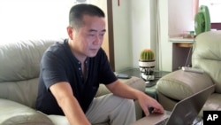 资料照片:维权人士黄琦在四川成都的家中。(2012年9月18日)