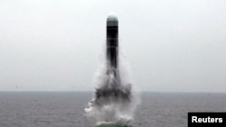 朝鲜中央通讯社(KCNA)2019年10月2日发布的这张未注明日期的照片中,似乎是潜射弹道导弹(SLBM)在未公开的位置飞行。 (资料照)