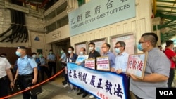 一批支持警队人士5月12日早上聚集在元朗区议会入口迎接警务处处长邓炳强,没有被发出”限聚令”告票,民主派区议员质疑警方执法不公。 (美国之音/汤惠芸)