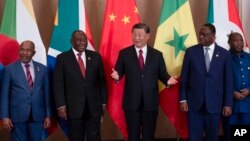 资料照:中国领导人习近平与非洲国家领导人在南非约翰内斯堡举行金砖国家圆桌峰会。 (2023年8月24日)