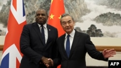 英国外交大臣大拉米与中国外交部长王毅在北京钓鱼台国宾馆会晤前握手。(2024年10月18日)