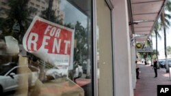 佛罗里达州迈阿密海滩的一家商店店面正在转让租赁。(2020年7月13日)