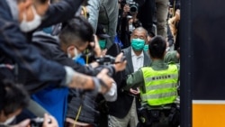 资料照:香港壹传媒创办人黎智英离开终审法庭(法新社2021年2月9日)