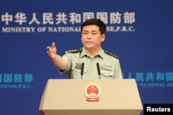 2017年5月25日中国国防部发言人任国强在北京出席新闻发布会。(中国日报提供给路透社的图片)