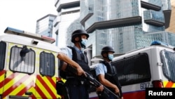 香港活动人士李宇轩2021年8月19日在重警防守下乘囚车抵达香港高等法院。(路透社照片)
