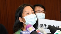 进步教师同盟成员吴美兰表示,教育局以有计划宣扬港独信息为理由,取消一名小学教师注册资格, 是政治凌驾一切,她形容是”香港式文革”。 (美国之音/汤惠芸)